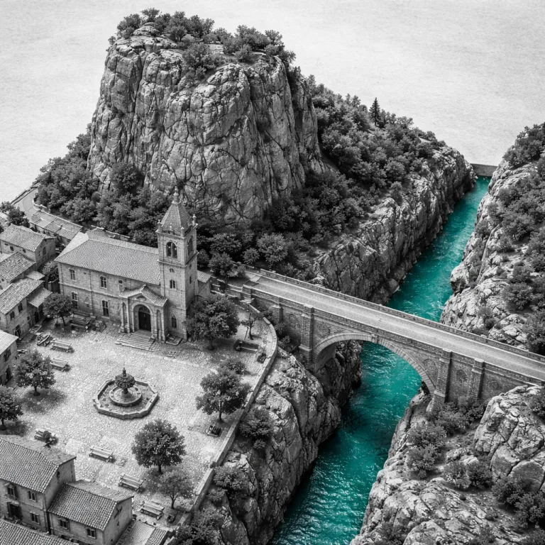 Castellane, porte du Verdon : la place Marcel Sauvaire, le Roc et le pont du Galetas