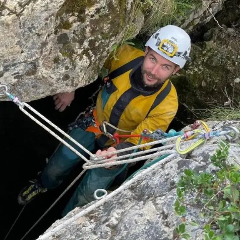 Interview de Iannis Wypyszynski de Écrins Spéléo Canyon : Découvrir le canyoning et la spéléologie dans les Hautes-Alpes