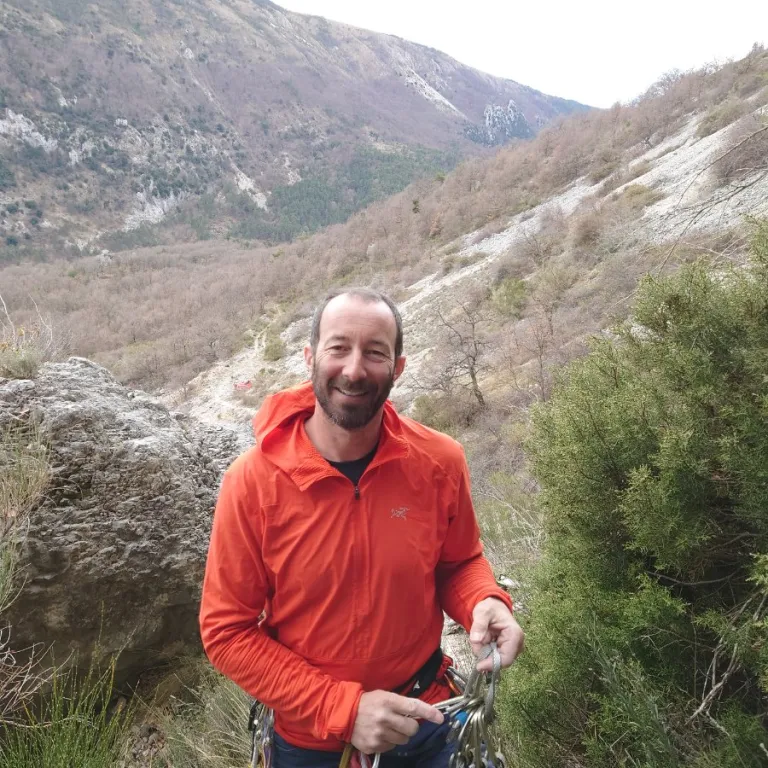 Interview de Lionel de LESGECKOS : Vivre de la montagne : les coulisses du métier de guide d’escalade et de canyonisme