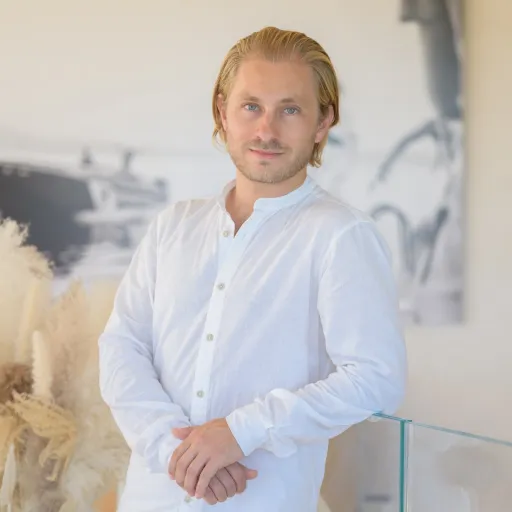 Interview de Antoine Rateau de Excellence Riviera : L’excellence dans la location de yachts et villas de luxe sur la Côte d’Azur