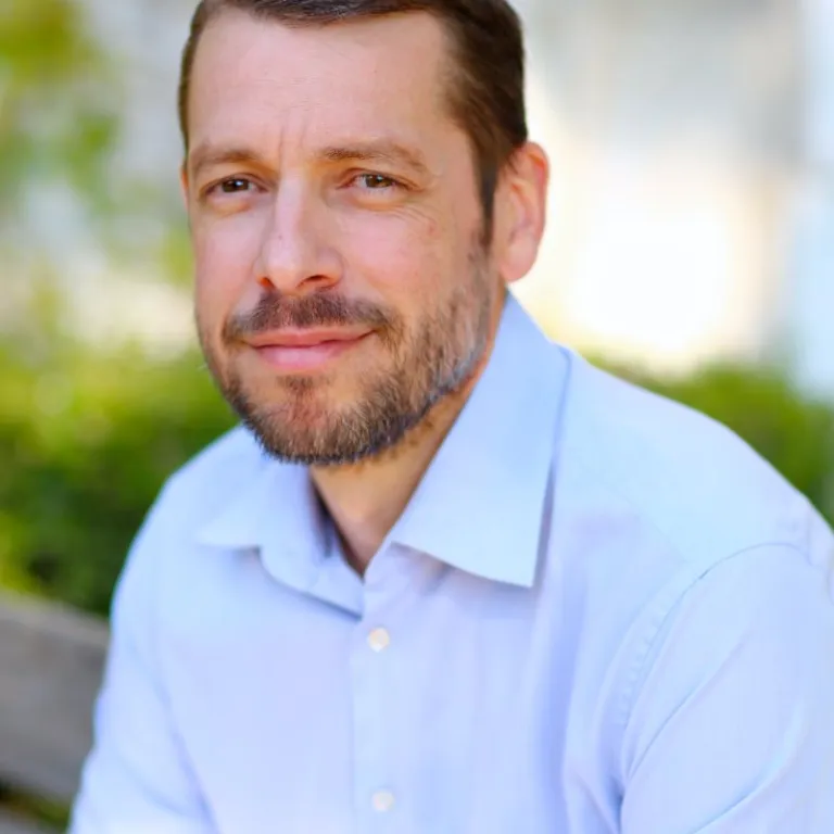 Interview du Professeur Fernandez : chimiste, porteur du PUI Med’Innov, et directeur scientifique de la chaire Patrimoine Arômes, Parfums et Cosmétiques en Pays de Grasse