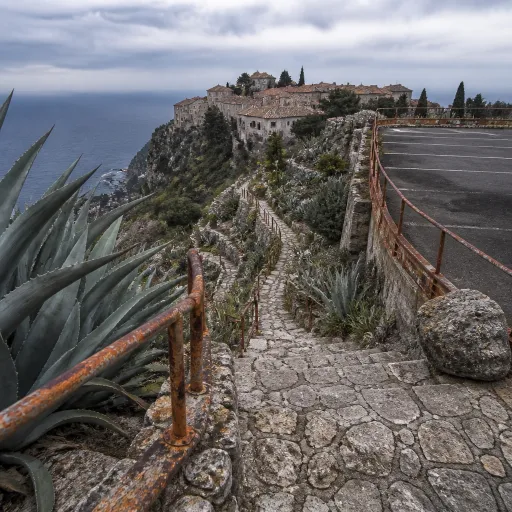 Èze entre mer et village : le sentier Nietzsche, le jardin exotique et l'erreur de s'arrêter au parking du haut